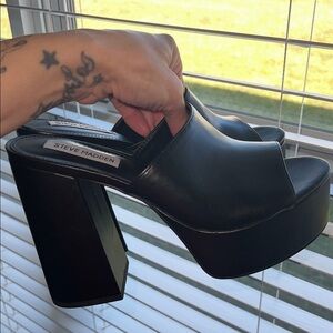 Steve Madden “Jungle” rounded toe Black Platform Sandals